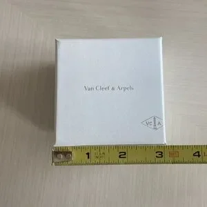 Vca Box Van Cleef & Arpels | Accessories | Van Cleef Arpels White Box Vca ...
